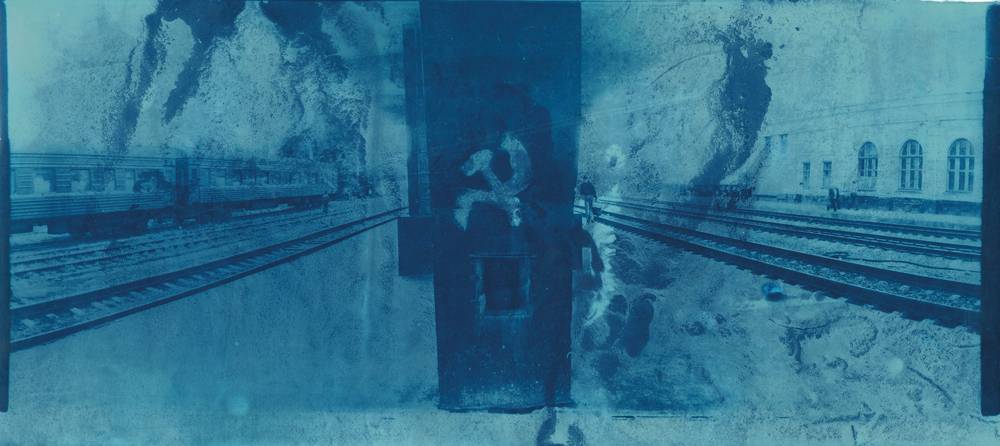 Boris Mikhaïlov, Photographie extraite de la série “At Dusk” (1993). Tirage chromogène, 66 x 132,9 cm. © Boris Mikhaïlov, VG Bild-Kunst, Bonn. Courtesy of Galerie Suzanne Tarasiève, Paris. 
