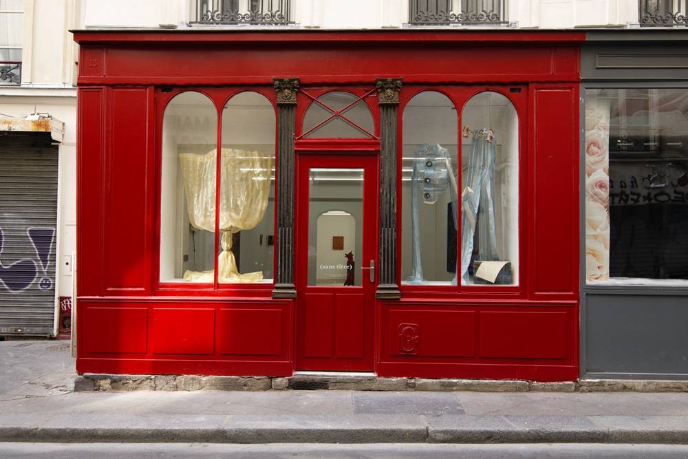 Vue de la façade de la galerie Sans titre à Paris, 2022. Exposition “Mon palais, choir”.