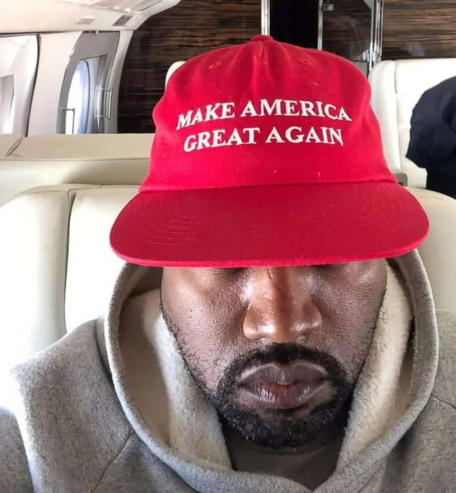 Kanye West portant une casquette “Make America Great Again”.