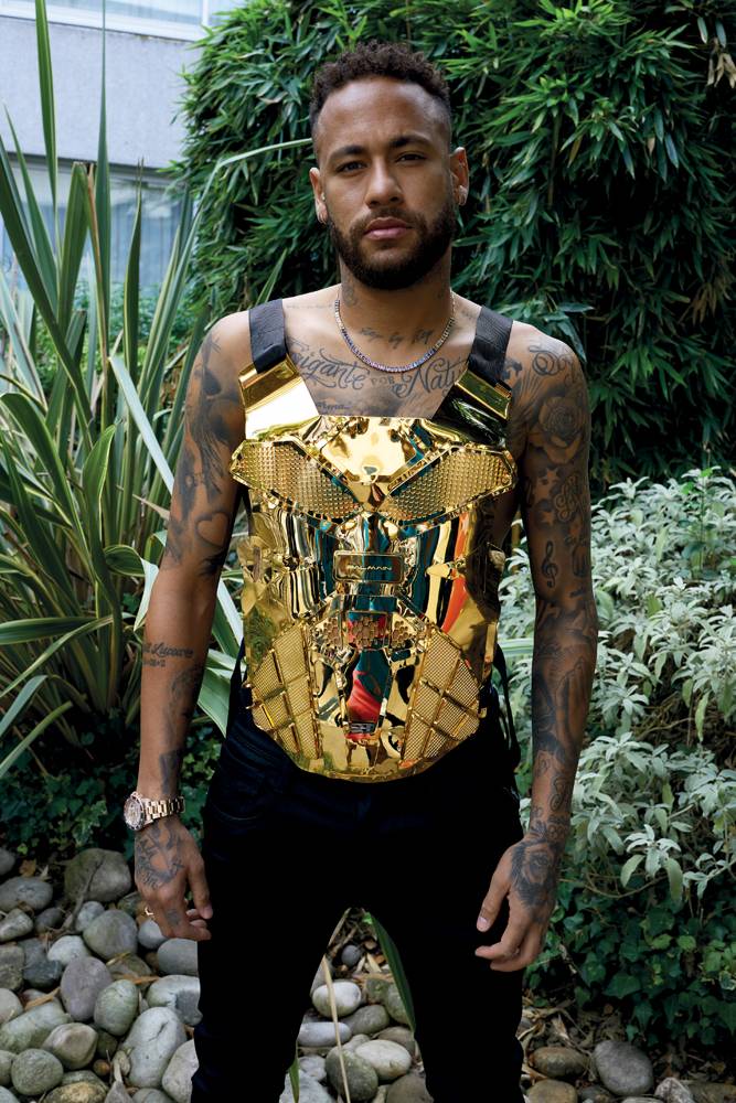 Neymar da Silva Santos Júnior, portait taken on September 8 2022 at Hôtel du Parc Bougival, rue Yvan-Tourgueneff, Bougival. Breastplate in metal, BALMAIN. Denis pants, REPLAY. Necklace and watch, private belonging.
Creative partner : Dovile Drizyte. Hair : Quentin Guyen at Walter Schupfer Management with Redken products. Make up : Laurie Moreau with Typology products. Assistant photographer : Tom Ortiz. Retouche : Lucas Rios Palazesi chez Quickfix. Special thanks to Skander Bayar, Sport Development Manager