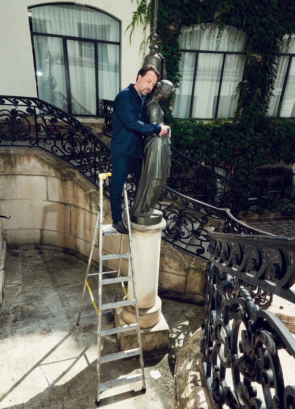 Emmanuel Perrotin, photographié le 5 juillet 2022 devant sa galerie de la rue de Turenne, Paris IIIe. Surchemise en laine, tee-shirt en coton, pantalon en drap de laine et boots, BERLUTI.

Coiffure et maquillage : Simon Chossier chez B-Agency