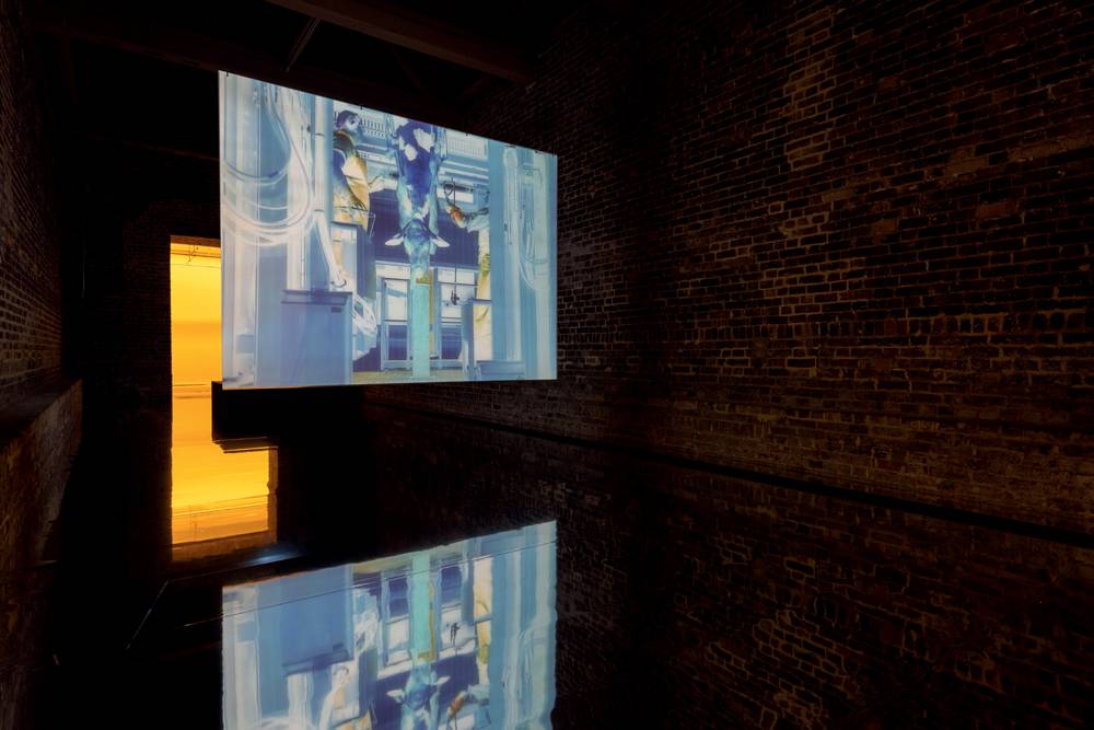 Vue de l'installation vidéo "On Venus" (2019), à la Serpentine Gallery, à Londres. © 2019 Photo : Hugo Glenndinning. Courtesy of Galerie Sultana, Paris.