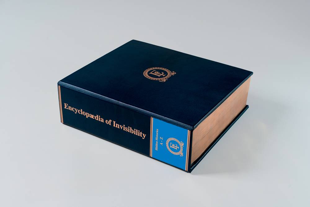 Tavares Strachan, “Encyclopédie de l'invisibilité” (2018), ouvrage publié chez Isolated Labs, Inc., 2 400 pages, 38,1 x 34 x 12,7 cm. Courtesy of the Artist and Perrotin. Photo : Brooke DiDonato. 
