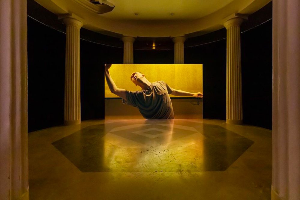 Vue de la vidéo 𝙒𝙞𝙨𝙝 𝙔𝙤𝙪 𝙖 𝙇𝙤𝙫𝙚𝙡𝙮 𝙎𝙪𝙣𝙙𝙖𝙮 (2021) de Young-jun Tak au musée Guimet, Biennale de Lyon 2022. @youngjun.tak
