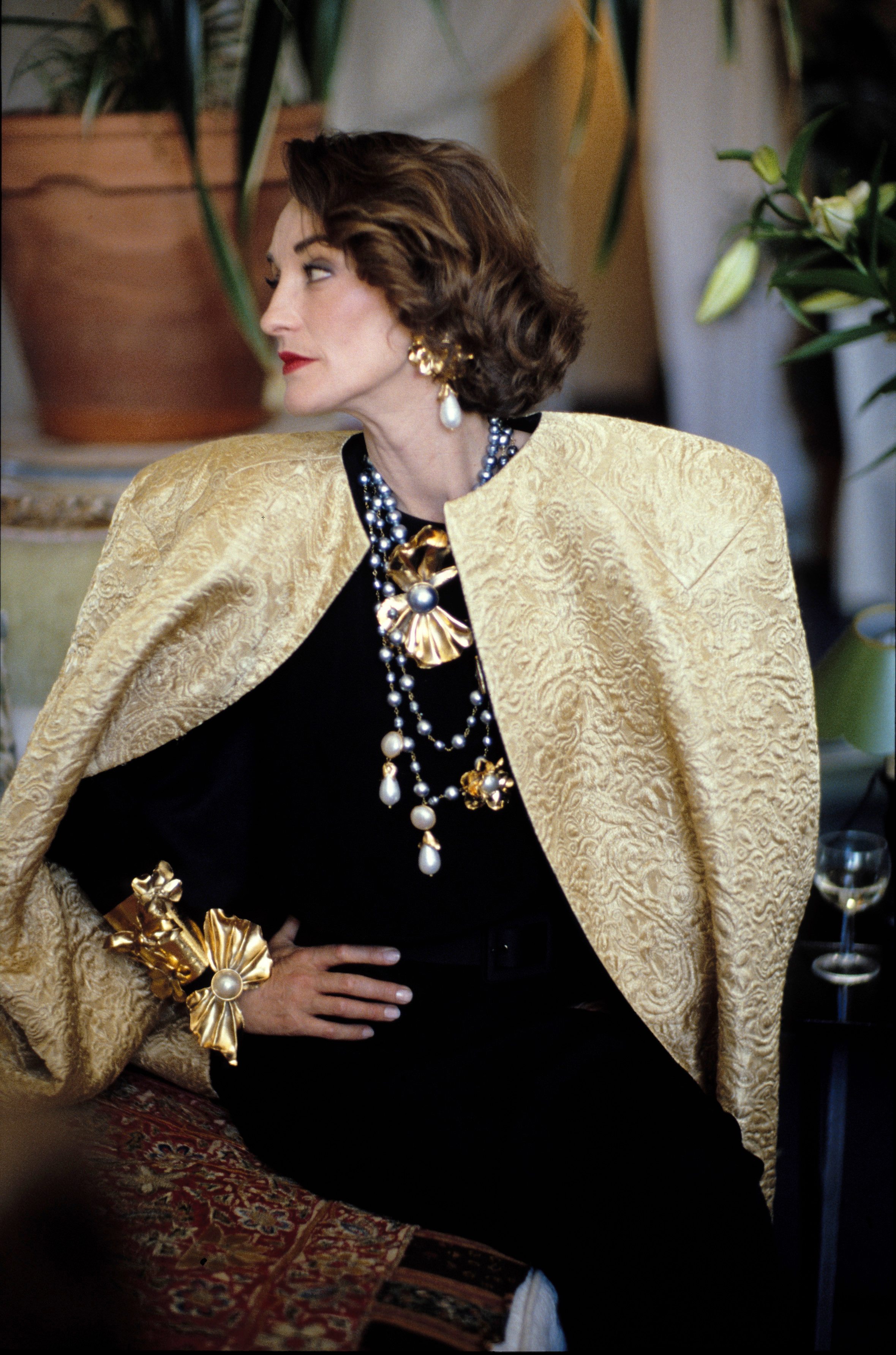 Loulou de la Falaise, habillée d'un ensemble de soir issu de la collection haute couture automne-hiver 1988. Photographie d'Arthur Elgort, 1988. ©Arthur Elgort 