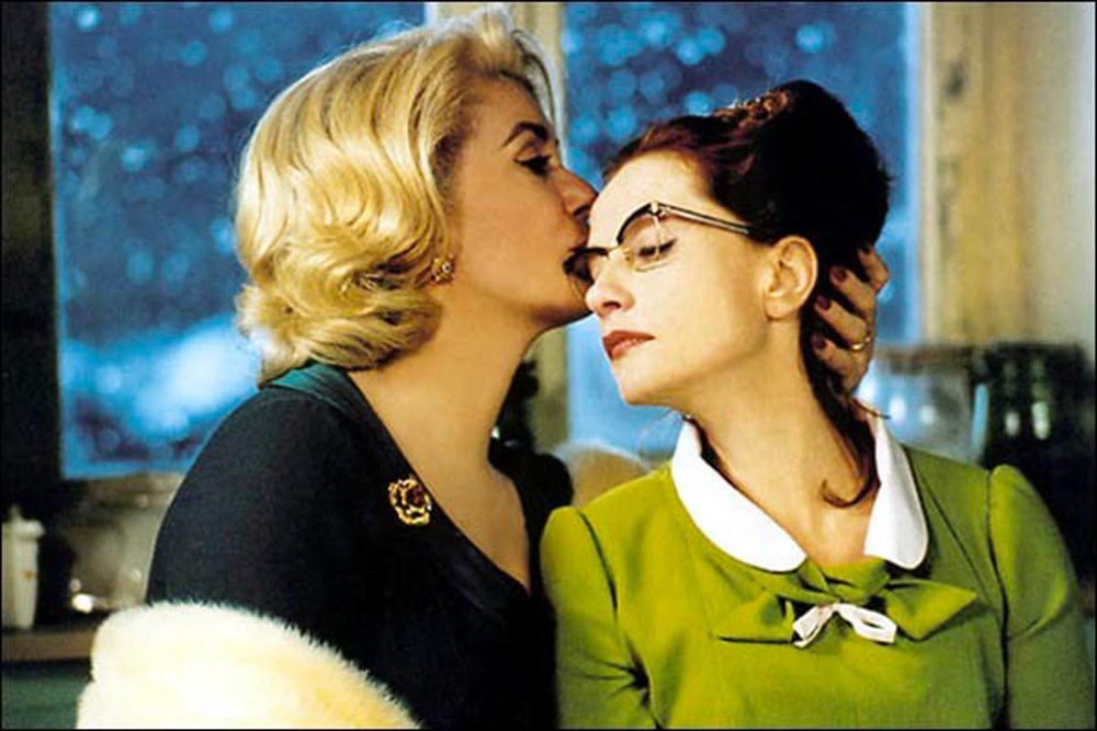 Catherine Deneuve et Isabelle Huppert dans Huit Femmes (2002) de François Ozon © Mars Distribution.