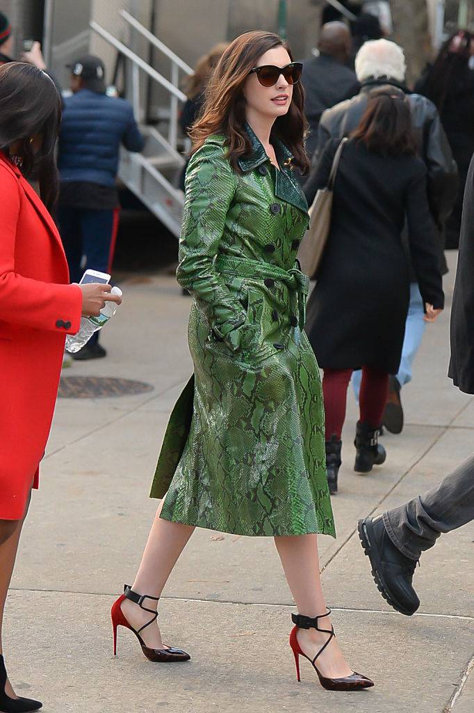 Anne Hathaway sur le tournage du film Ocean's Eight à Brooklyn en 2016. Photo by Raymond Hall/GC Images