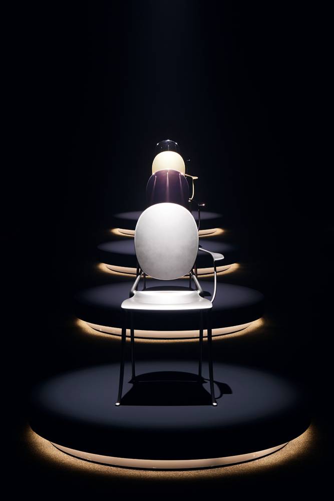 La chaise médaillon réinventée pour maison Dior par Philippe Starck © Till Janz
