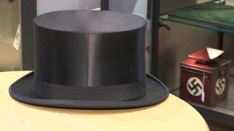 Un chapeau cylindre ayant appartenu à Adolf Hitler vendu lors d'une vente aux enchères à Munich (Allemagne).