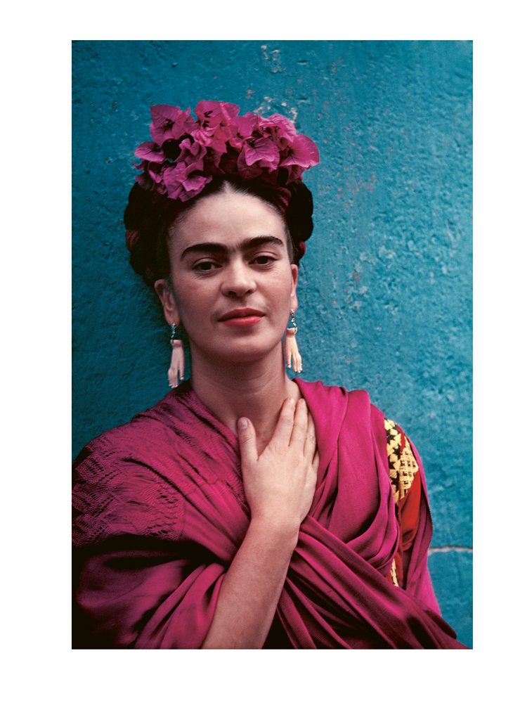 Frida Kahlo photographiée en 1939 par Nicolas Muray dans le livre "Le détail qui tue : Précis de style de Marcel Proust à Rihanna" © Flammarion
