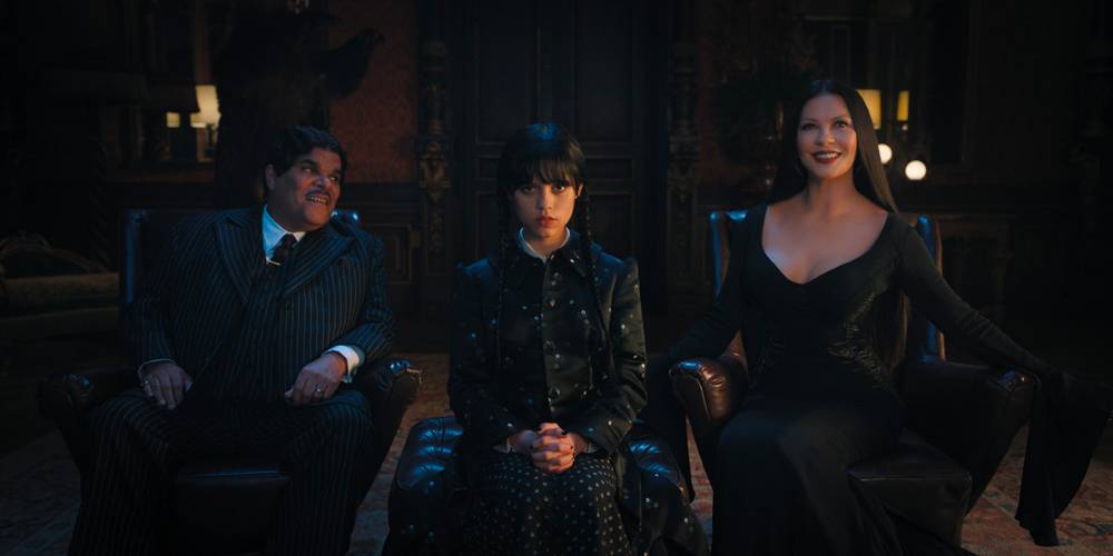 Catherine Zeta-Jones, Jenna Ortega and Luis Guzman in “Wednesday” by Tim Burton, out November 23 © Netflix