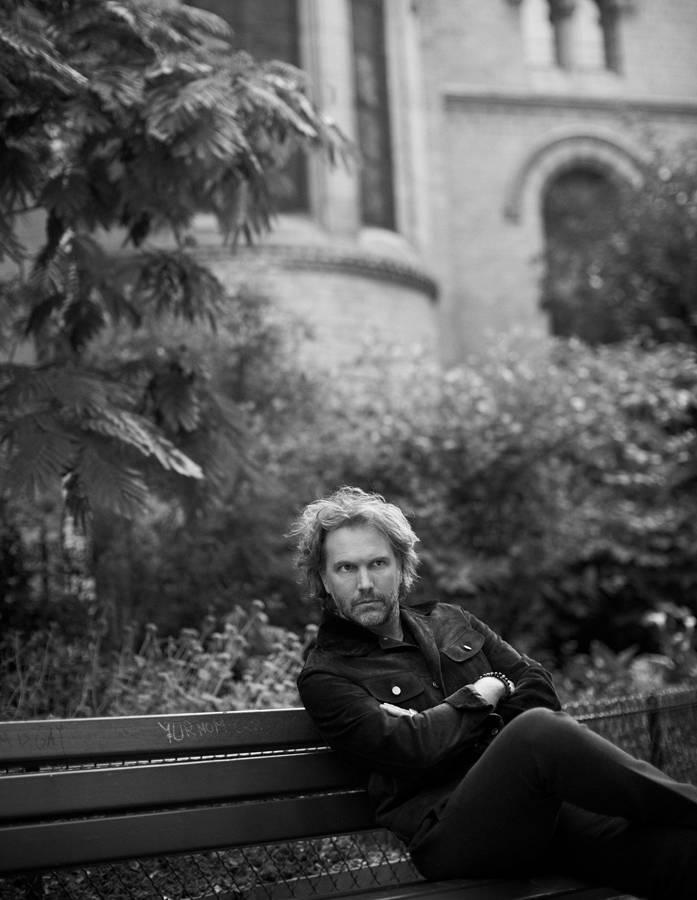 Florian Zeller, photographié le 20 juin 2022 sur le square de Notre-Dame-de-la-Croix, Paris XXe. Blouson en cuir nubuck et velours, et pantalon en drap de laine, BERLUTI. 

Coiffure et maquillage : Simon Chossier chez B-Agency