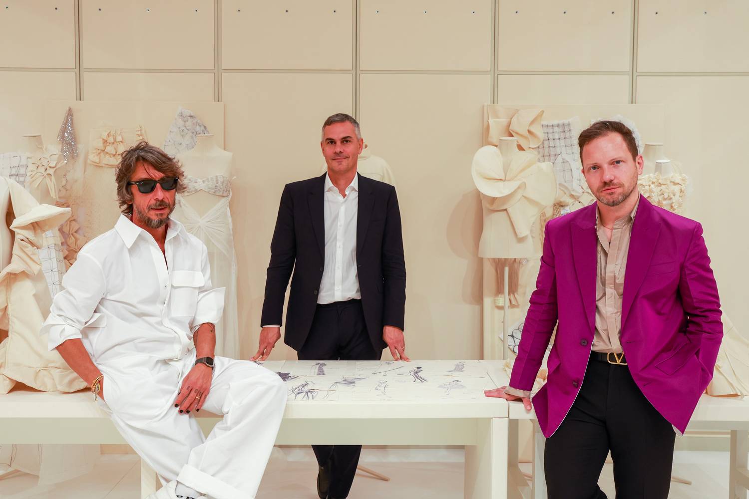 Pierpaolo Piccioli, Massimiliano Gioni et Alexander Fury au sein de l’exposition “Forever Valentino” au M7 de Doha. Crédit : Dave Benett/Getty Images