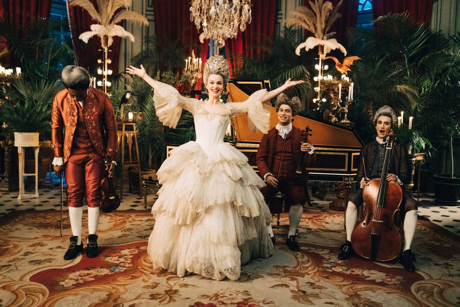 Emilia Schüle dans la série “Marie-Antoinette”. Copyright Caroline Dubois - Capa Drama / Banijay Studios France / Les Gens / Canal+