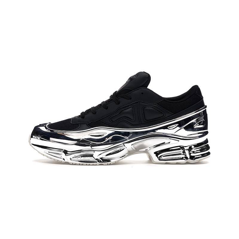 Paires de sneakers adidas by Raf Simons' RS Chrome Ozweego (2019).