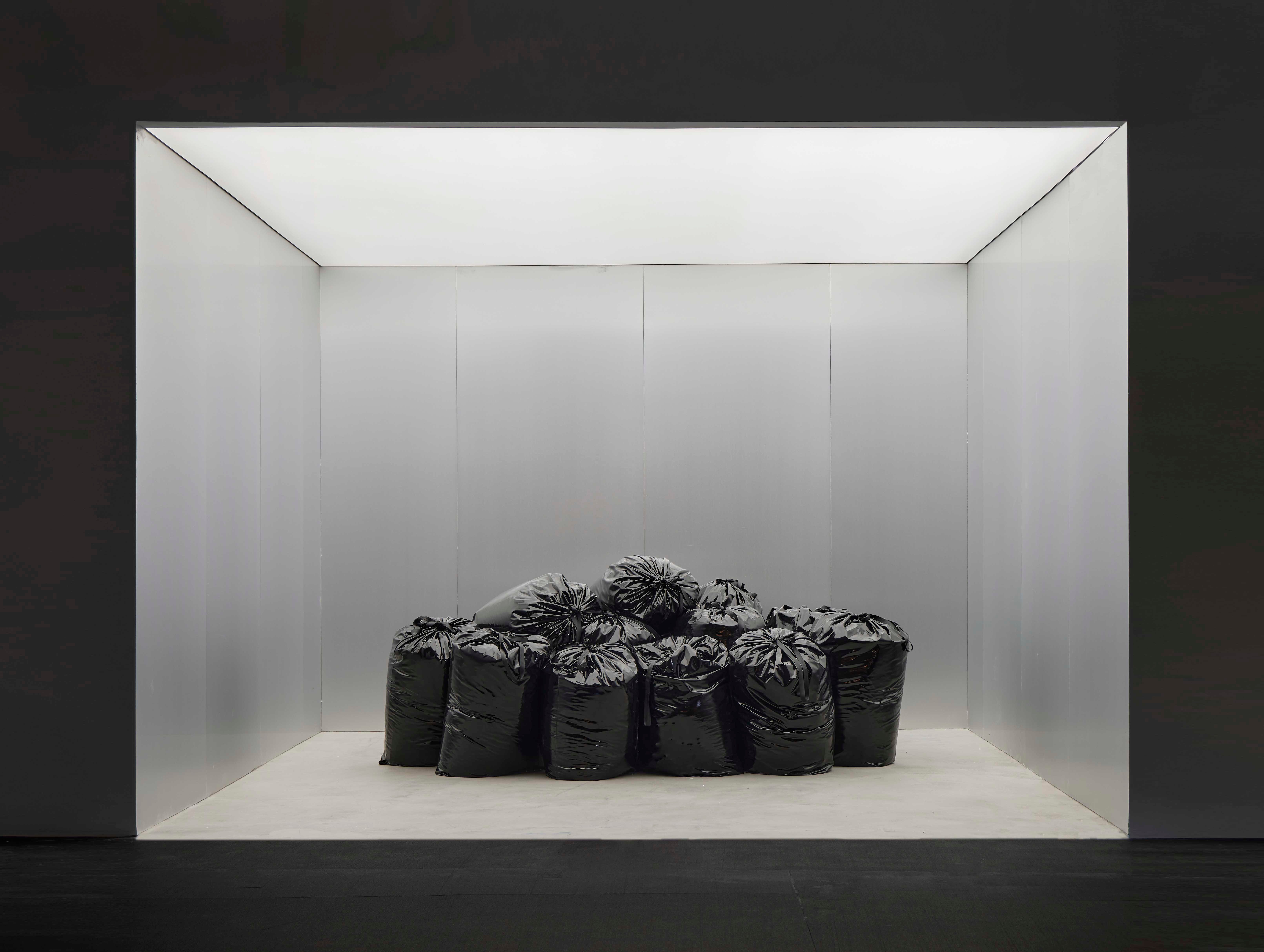 Le nouveau projet d'Harry Nuriev intitulé “The Trash Bag Sofa” présenté à Design Miami du 29 novembre au 4 décembre 2022