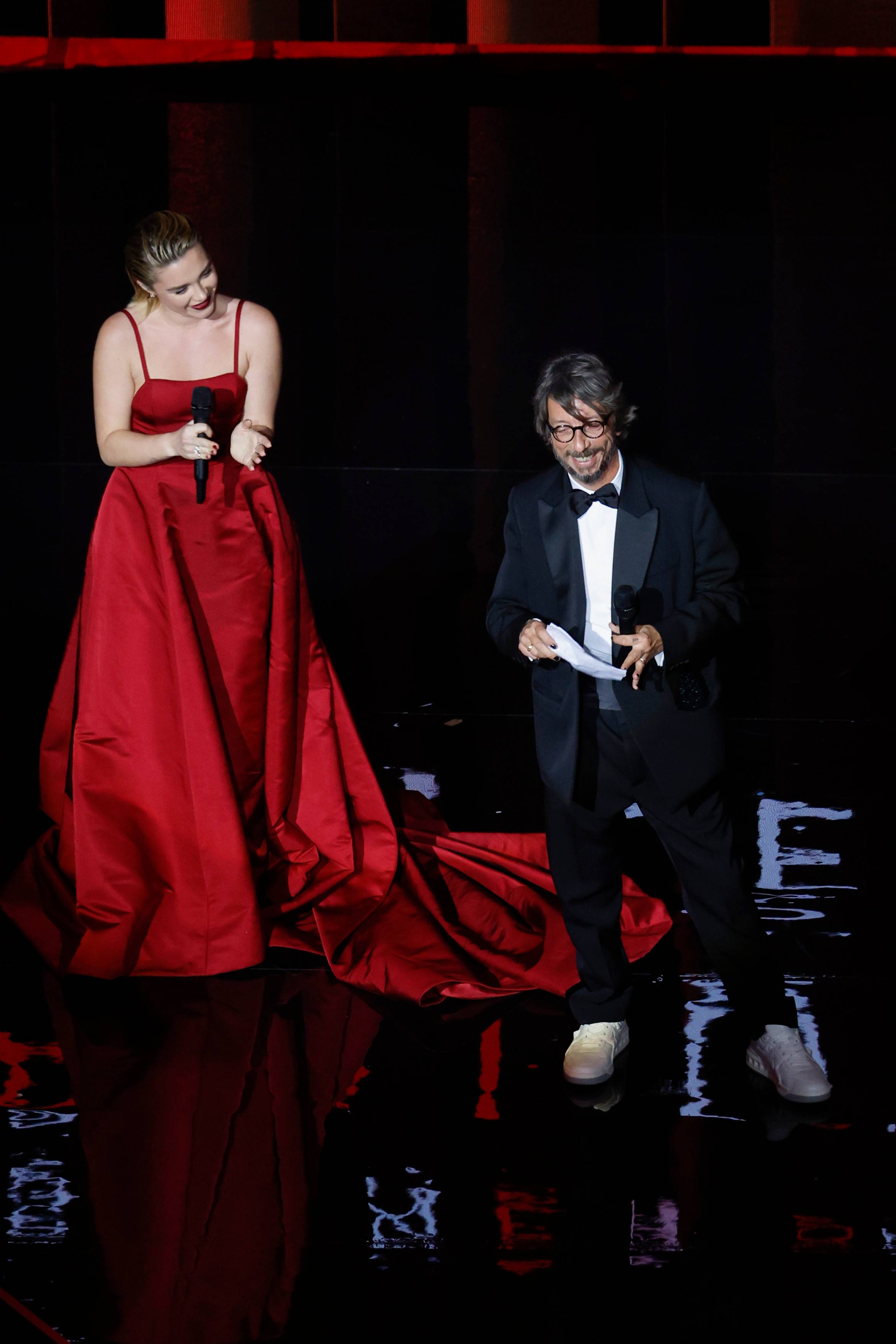 Florence Pugh en Valentino et Pierpaolo Piccioli à la cérémonie des Fashion Awards 2022