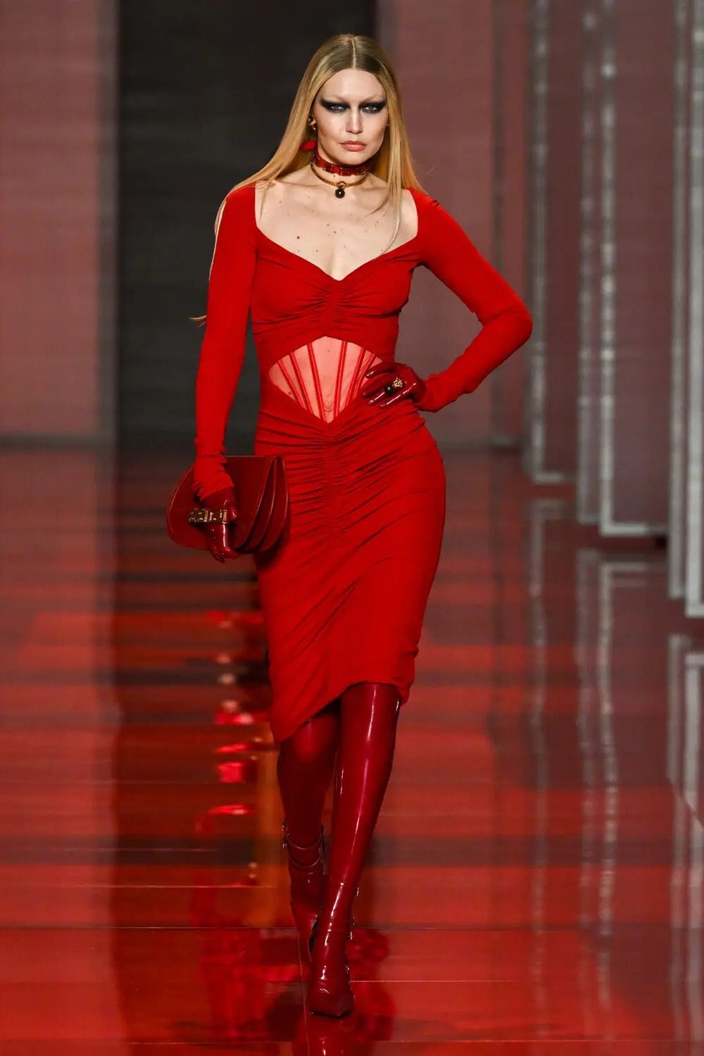 Robe-corset rouge, Versace