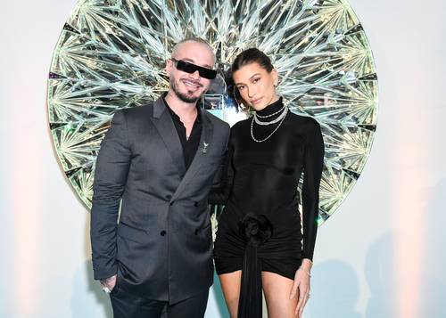 J. Balvin et Hailey Bieber à la soirée d'inauguration du pop up Tiffany & Co à Miami Art Basel.