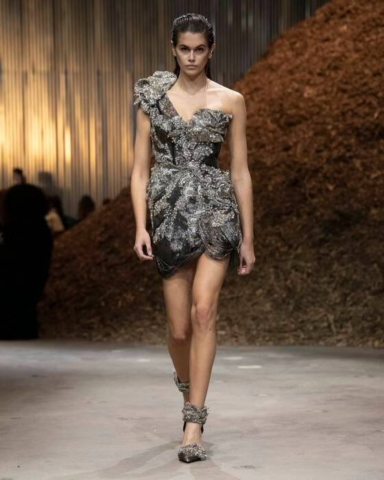 Mini-robe asymétrique brodée de perles et cristal, Alexander McQueen  