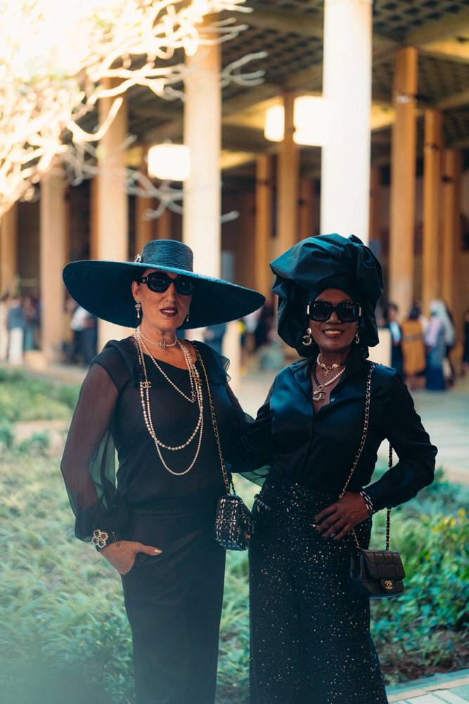 Rossy de Palma et Khadja Nin au défilé Chanel Métiers d'art 2022-2023 à Dakar