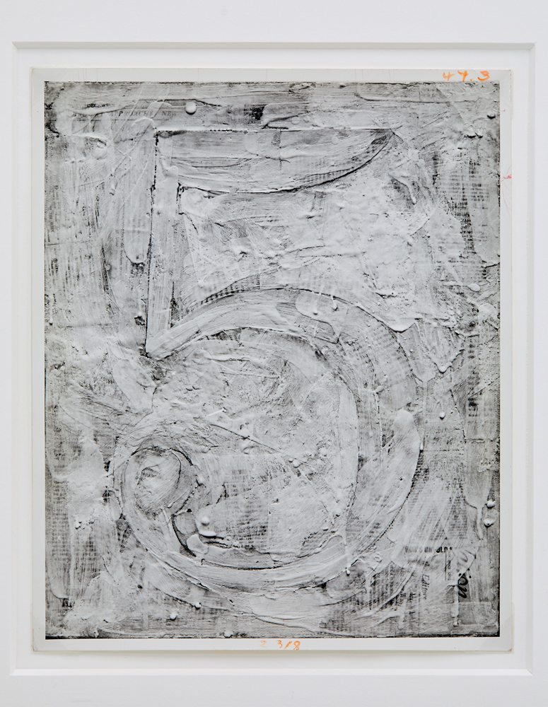 The Figure 5 (From “Jasper Johns – Black and White, Photographs of Paintings from 1955-1969”) [1955] de Rudy Burckhardt. Tirages uniques gélatino-argentiques d’époque, 25,4 x 20,3 cm. Collection Chanel.