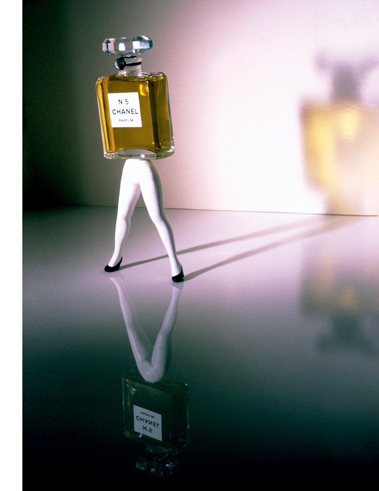 Walking Chanel Perfume Bottle (2005) de Laurie Simmons. Photographie couleur, 221 x 130 cm. Collection Chanel. Laurie Simmons, courtesy of the artist