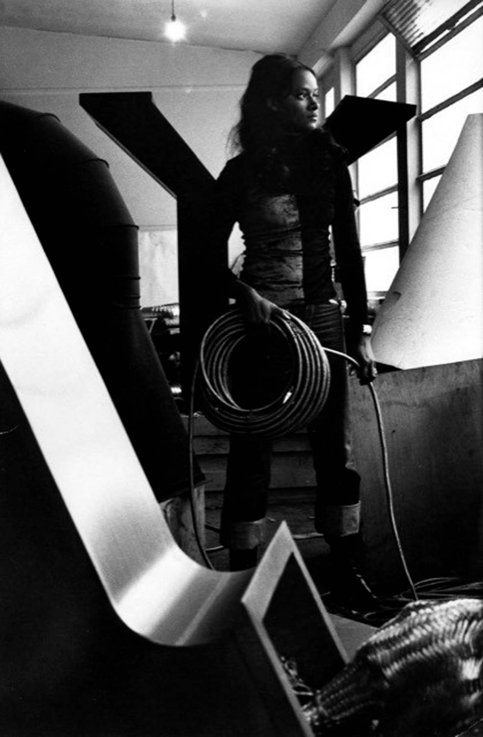 Barbara Chase-Riboud à son atelier Rue Dutot, Paris, 1973. Photographie de Marc Riboud, avec l'aimable autorisation de l'artiste.