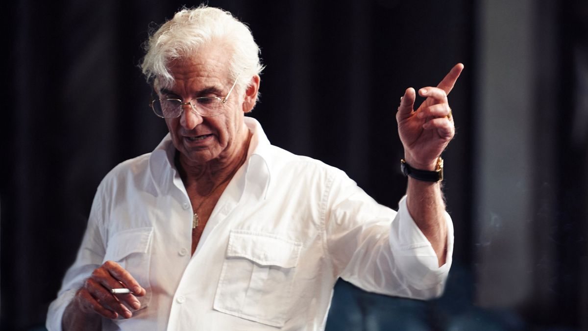 Bradley Cooper emprunte les traits du compositeur Leonard Bernstein sur le tournage du biopic “Bernstein”.