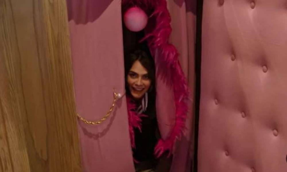 Cara Delevingne faisant visiter sa “vagina room”, capture d'écran de la vidéo de AD,