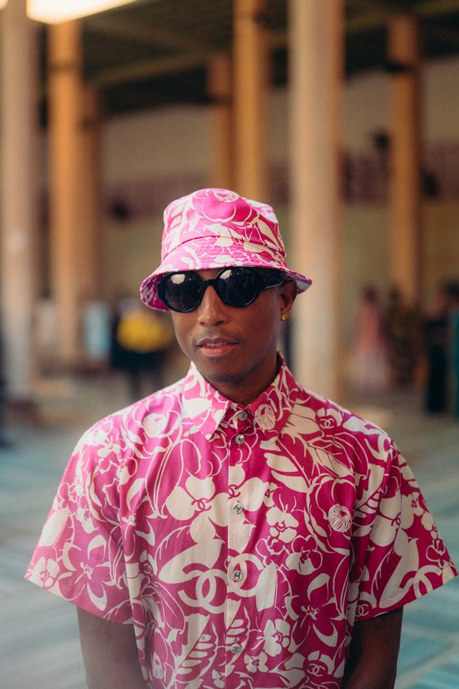 Pharrell Williams au défilé Chanel Métiers d'art 2022-2023 à Dakar