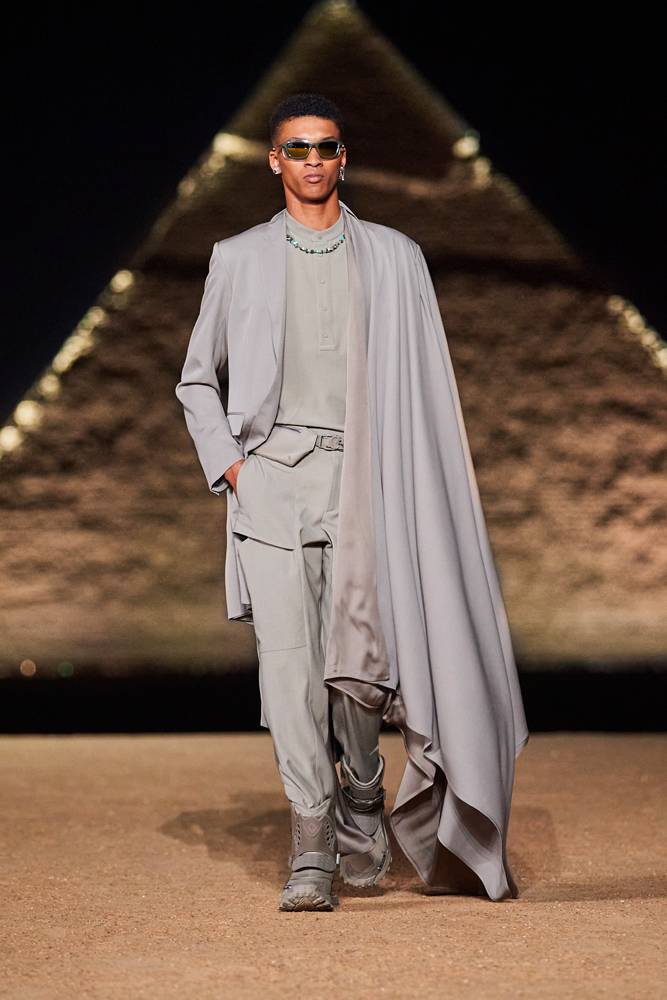 Le défilé Dior homme fall 2023 face à la grande pyramide de Gizeh 