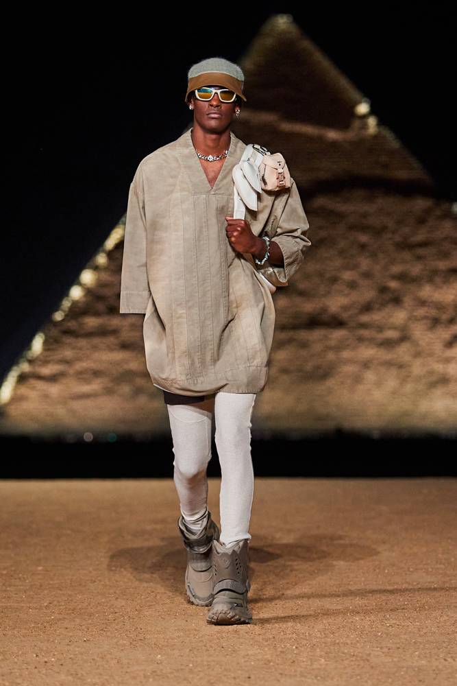 Le défilé Dior homme fall 2023 face à la grande pyramide de Gizeh 