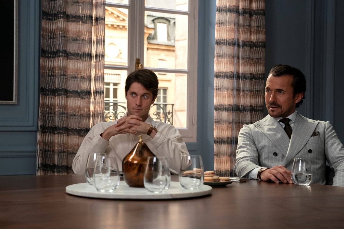 Lucas Bravo et William Abadie dans la saison 3 d'"Emily in Paris" (2022)