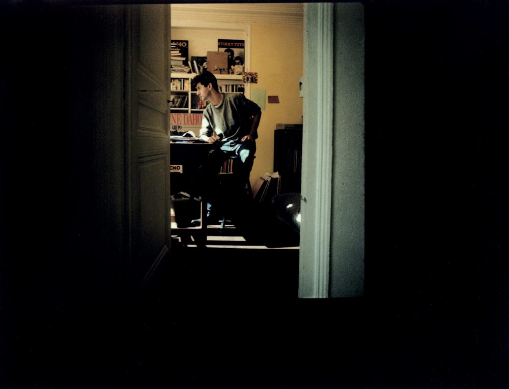 Etienne Daho dans l’appartement partagée avec Anne Claverieau au 44 rue Lamartine (Paris, 1986)