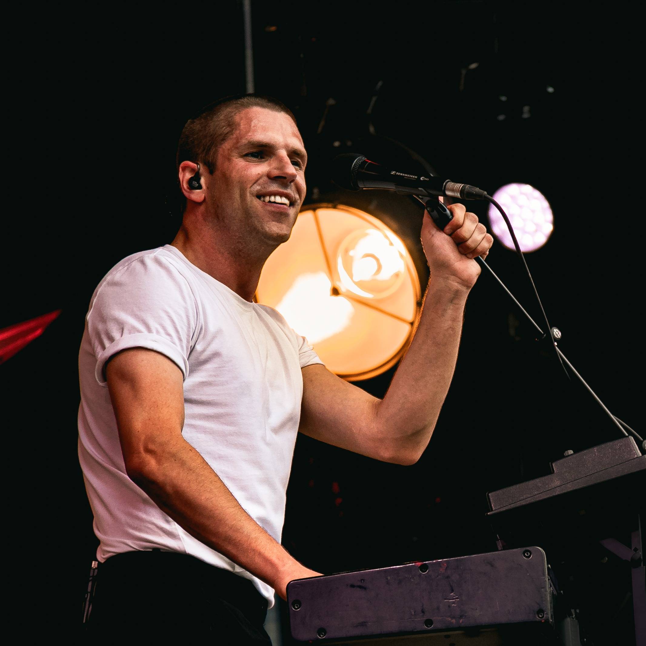 Hervé en concert sur la scène du Festival des Vieilles Charrues 2021. © Jérémy Kergourlay