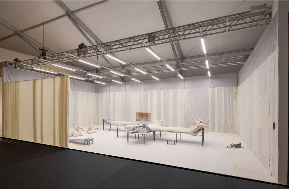 “Triclinium” de  Lukas Gschwandtner sur une invitation de Fendi, Design Miami 2022