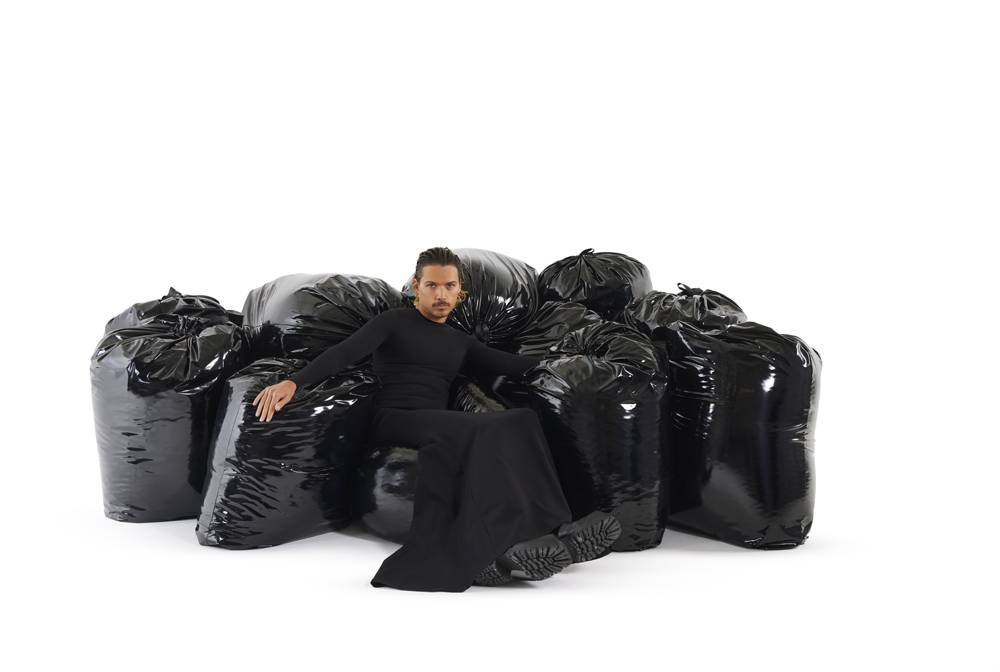 “The Trash Bag Sofa”, Harry Nuriev (2022) Photo: Pauline Shapiro (@paulineshapirophoto) Courtesy: Harry Nuriev (@harrynuriev) and Crosby Studios (@crosbystudios)