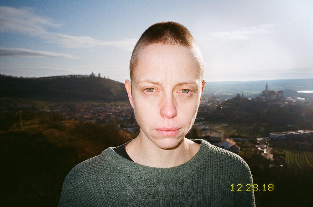 Marie Tomanová, “Self-portrait with Mikulov,(Hometown)”, série “It Was Once My Universe” (2018).
