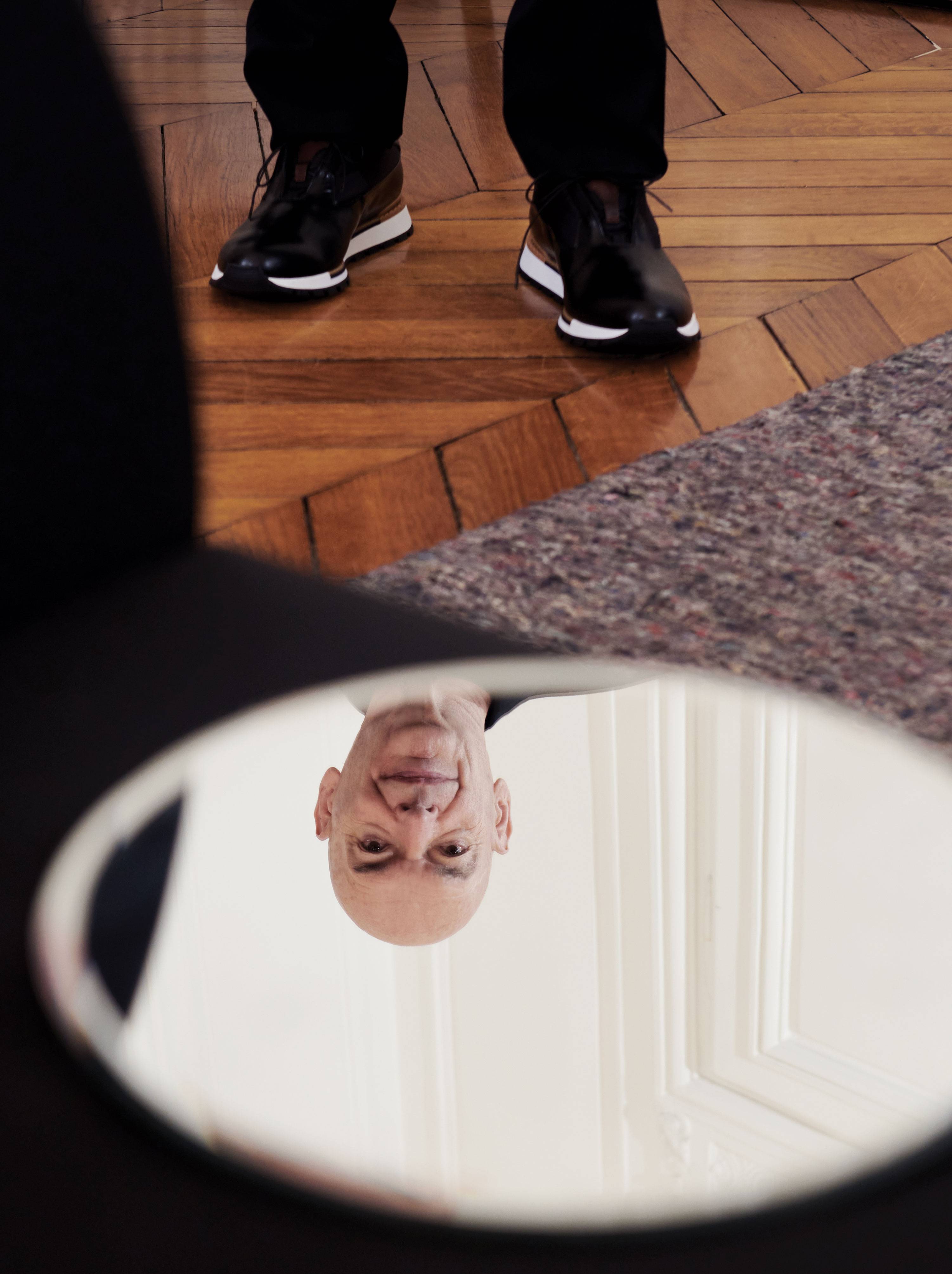 Jean Nouvel, photographié le 18 juillet 2022 à son domicile parisien, rue Royale, Paris VIIIe. Pantalon en drap de laine et sneakers, Berluti.
Retouche : Pardon my French