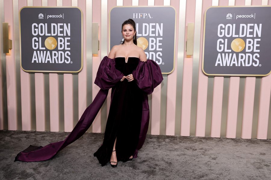 Selena Gomez en Valentino et De Beers aux Golden Globes 2023.