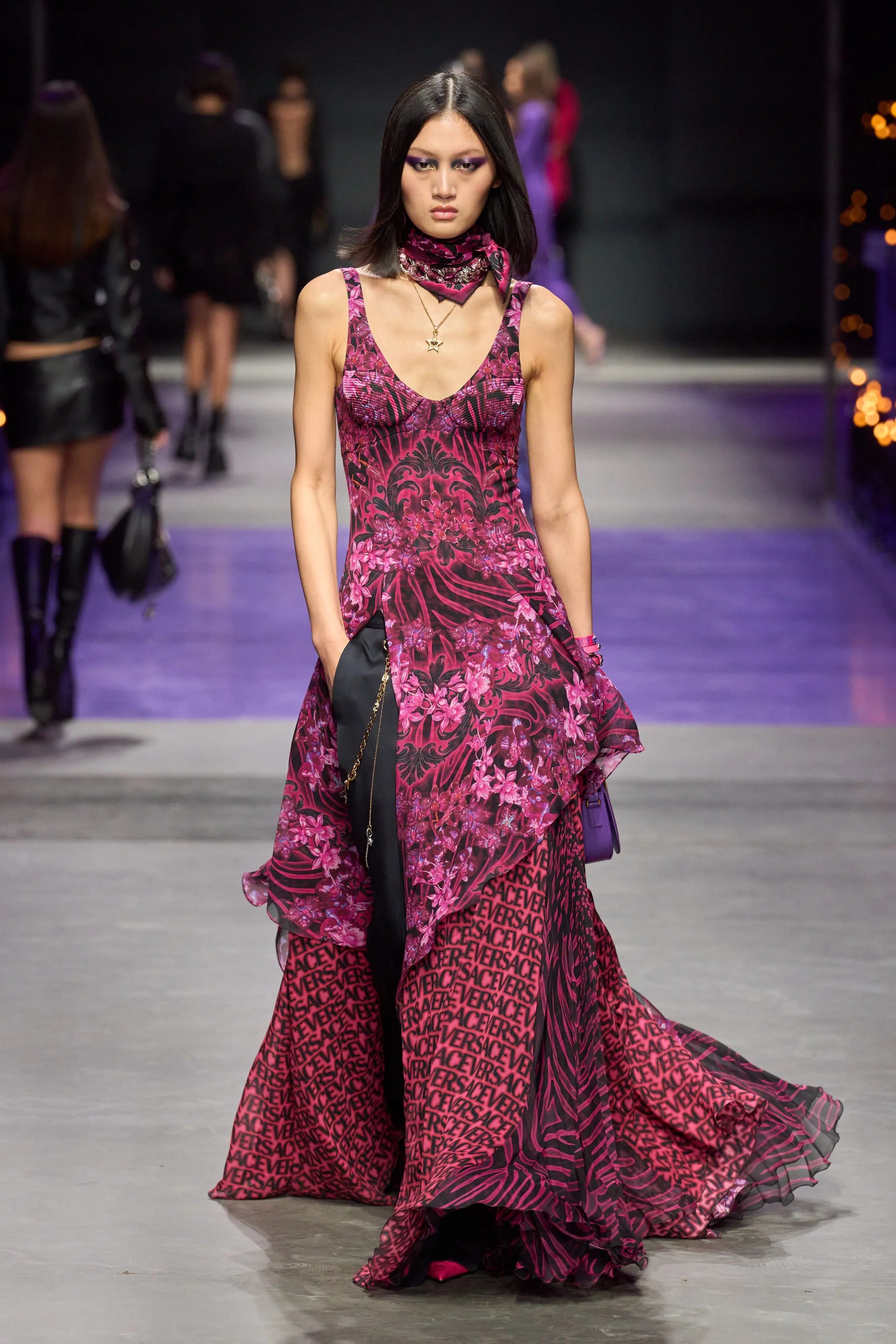 La robe magenta Versace printemps-été 2023