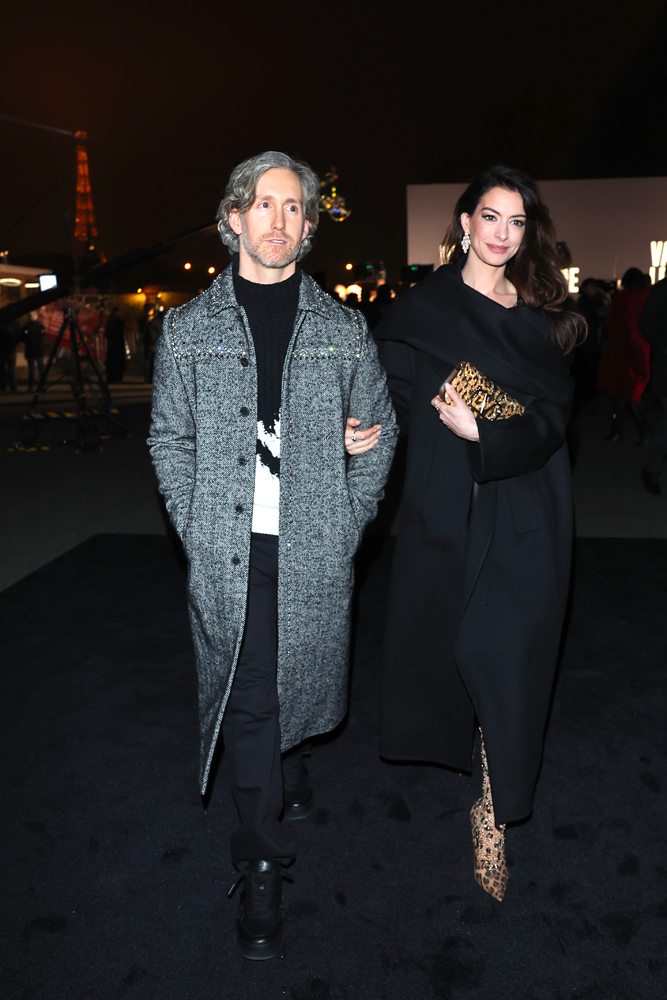 Anne Hathaway et Adam Shulman au défilé Valentino haute couture printemps-été 2023