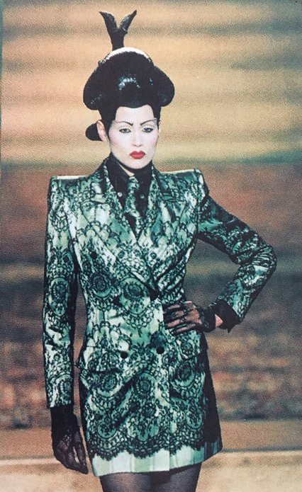 Look Givenchy par Alexander McQueen Haute Couture Automne Hiver 1997-1998 © Droits Réservés