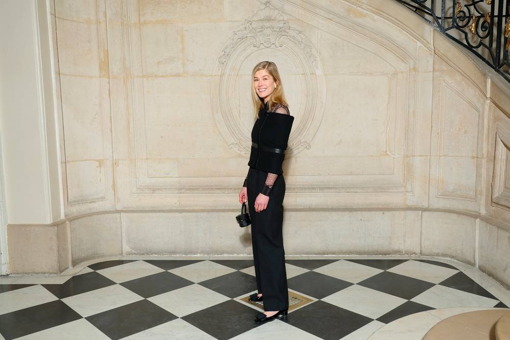 Rosamund Pike au défilé Dior haute couture printemps-été 2023