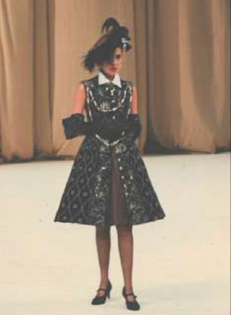 Look Chanel par Karl Lagerfeld Haute Couture Automne Hiver 1988-1989 porté par Cristina Cordula © Droits Réservés