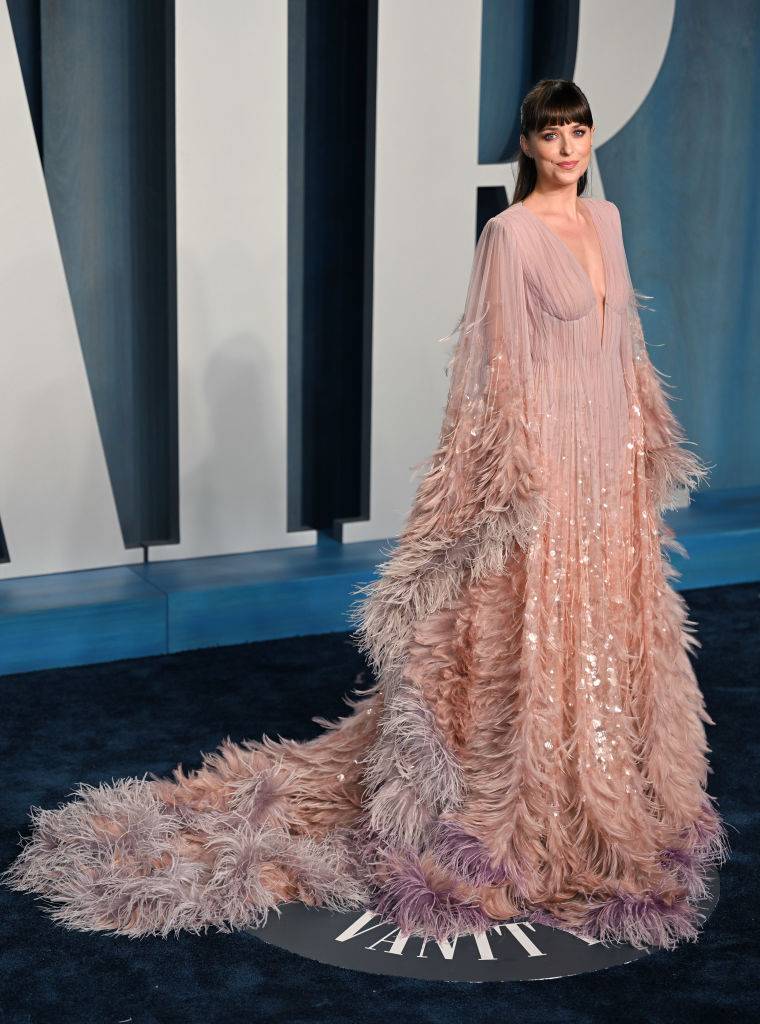 Dakota Johnson en Gucci à la soirée Vanity Fair Oscar Party en 2022 à Los Angeles. Photo by Karwai Tang/Getty Images.
