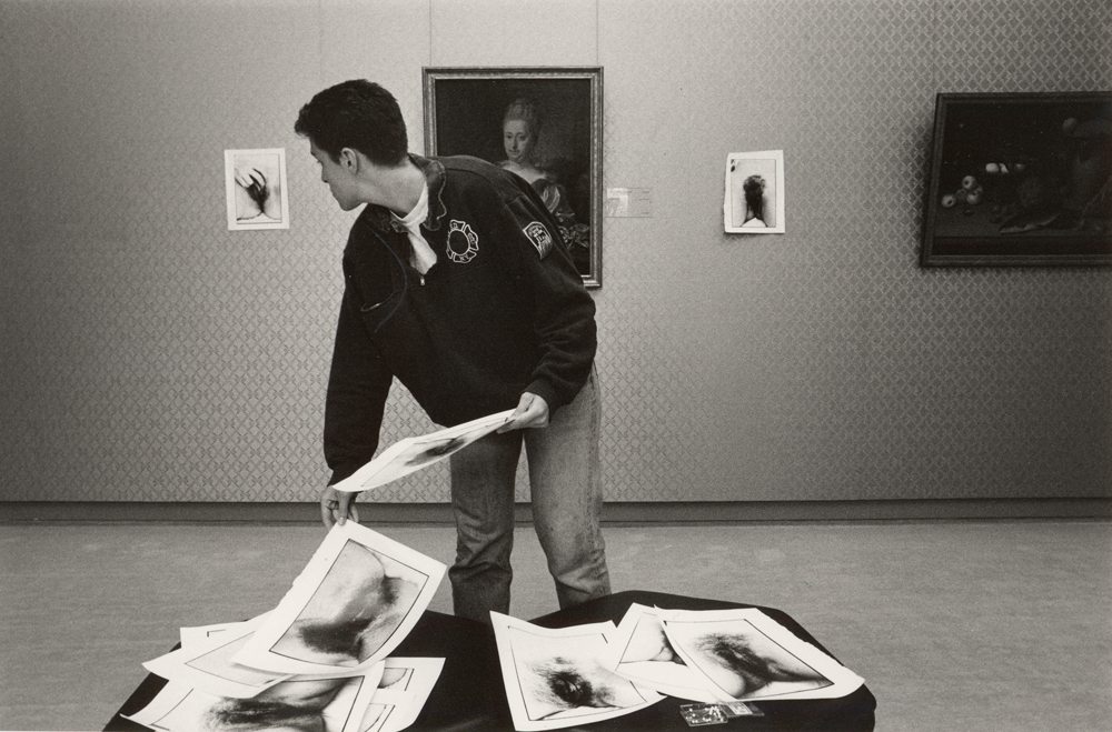 Zoe Leonard installe “Untitled” (1992) à la Neue Galerie, Cassel, documenta 9, 1992. Photo : Dieter Schwerdtle. Courtesy documenta-Archiv
