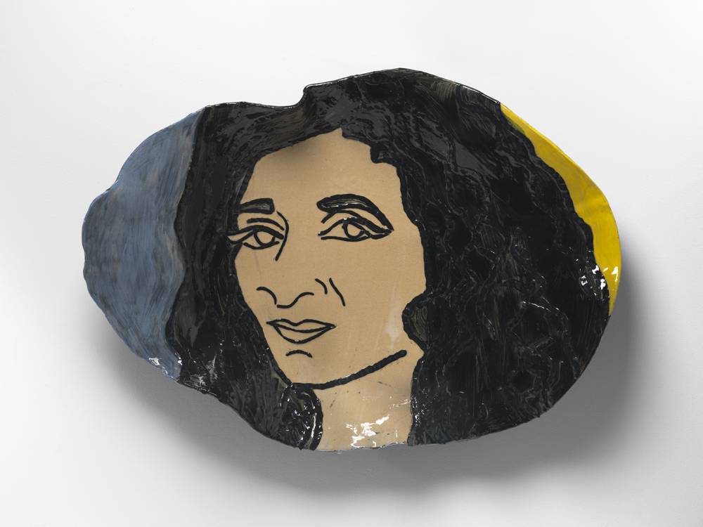 Ghada Amer, “Self-Portrait in Blue and Yellow [autoportrait en bleu et jaune]” (2014). Grès cérame avec incrustations de porcelaine et barbotine de porcelaine.Collection de l’artiste, New York (États-Unis).
© Ghada Amer, photo : Christopher Burke Studios