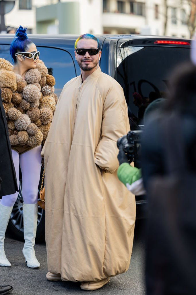 J.Balvin au Loewe homme automne-hiver 2023-2024. Photo by Christian Vierig/Getty Images